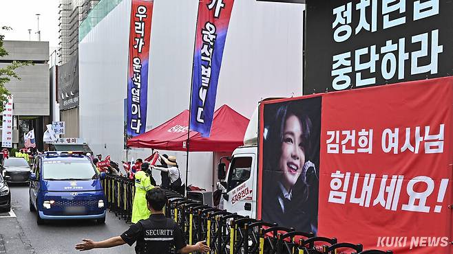 김건희 씨가 탄 호송차가 지난 7월22일 경기 과천시 종합특검 사무실 지하주차장으로 들어서고 있다. 남동균 기자