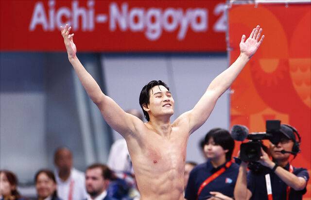 김영범이 21일 일본 도쿄 아쿠아틱스센터에서 열린 2026 아이치·나고야 아시안게임 남자 자유형 50ｍ 결승에서 금메달을 따낸 뒤 두 팔을 들어 올리며 기뻐하고 있다. 연합뉴스