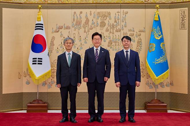 李, 김성수 대법관 임명 21일 청와대 본관 대접견실에서 열린 김성수 신임 대법관 임명장 및 이흥구 전 대법관 서훈 수여식에서 조희대 대법원장, 이재명 대통령, 김 대법관(왼쪽부터)이 기념촬영을 하고 있다. 청와대