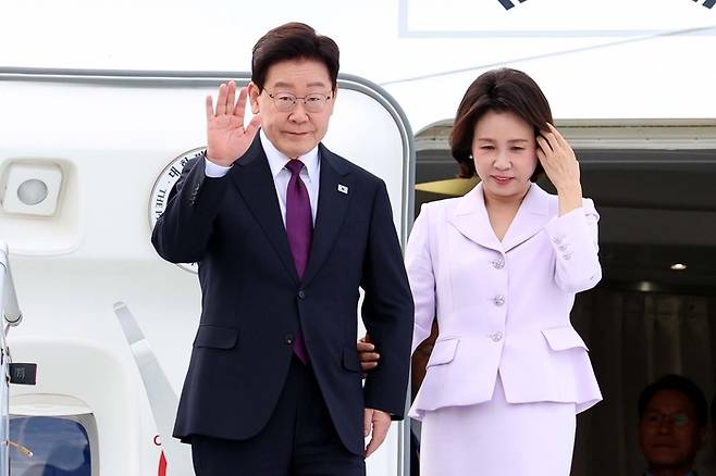 유엔 총회 참석차 뉴욕을 방문하는 이재명 대통령과 김혜경 여사가 21일(현지 시간) 미국 뉴욕 JFK 국제공항에 도착해 인사를 하고 있다. [뉴시스]