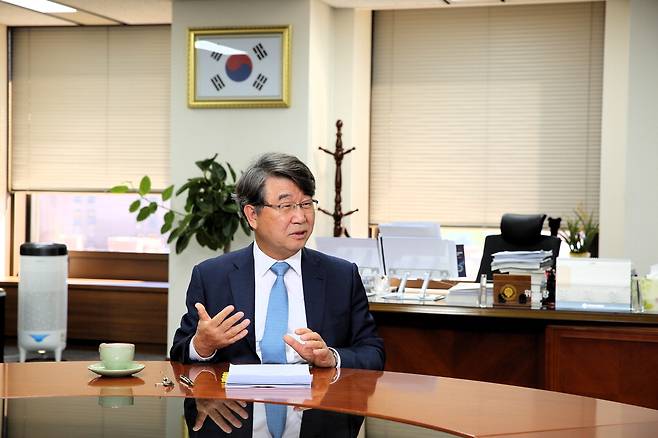 김지형 경제사회노동위원회 위원장이 매일경제와 만나 인터뷰를 진행하고 있다.  경사노위