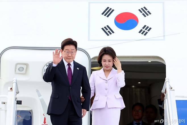 [뉴욕=뉴시스] 김진아 기자 = 유엔 총회 참석차 뉴욕을 방문하는 이재명 대통령과 김혜경 여사가 21일(현지 시간) 미국 뉴욕 JFK 국제공항에 도착해 인사를 하고 있다. 2026.09.22. bluesoda@newsis.com /사진=