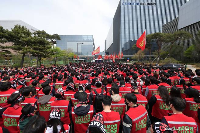 삼성바이오로직스 상생노동조합 조합원들이 지난 4월 22일 인천 연수구 삼성바이오로직스 송도 사업장 앞에서 임금인상 등을 요구하며 투쟁 결의대회를 하고 있다./사진=뉴시스