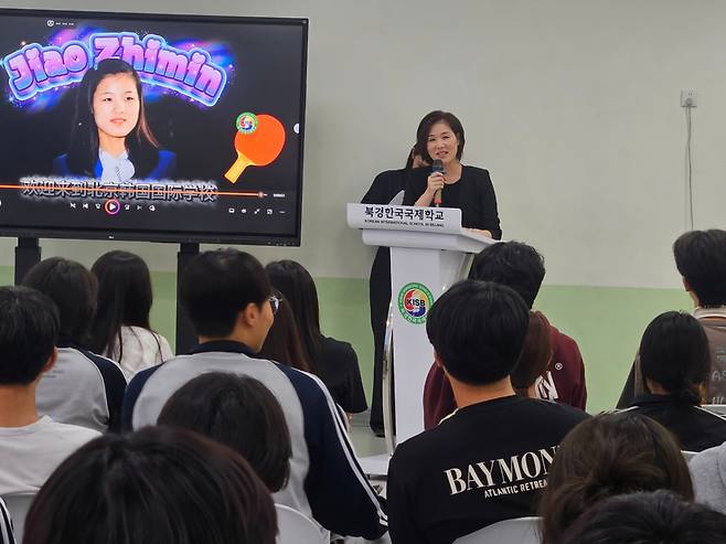 지난 21일 중국 베이징 북경한국국제학교를 방문한 자오즈민씨가 학생들을 대상으로 강연을 하고 있다./사진=안정준 특파원