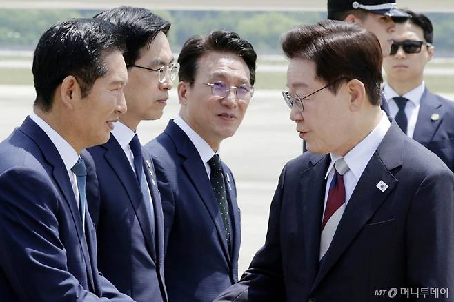 [성남=뉴시스] 최동준 기자 = G7 정상회의 등 유럽 순방 일정을 마친 이재명 대통령이 18일 경기 성남 서울공항에 도착해 정청래 더불어민주당 대표와 인사하고 있다. 2026.06.18. photocdj@newsis.com /사진=최동준