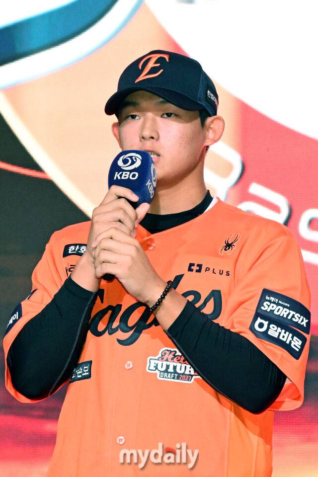설악고 민주홍이 21일 오후 서울 잠실동 롯데호텔 월드 크리스탈볼룸에서 진행된 ‘2027 KBO 신인드래프트’ 1라운드에서 한화 유니폼을 입고 포부를 밝히고 있다.