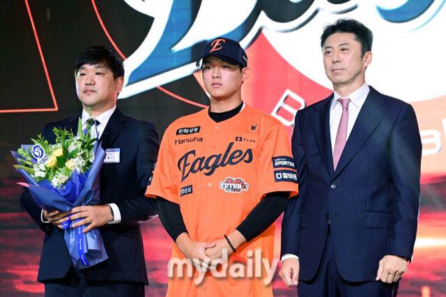 설악고 민주홍이 21일 오후 서울 잠실동 롯데호텔 월드 크리스탈볼룸에서 진행된 ‘2027 KBO 신인드래프트’ 1라운드에서 한화이글스로 지명된 뒤 포즈를 취하고 있다.