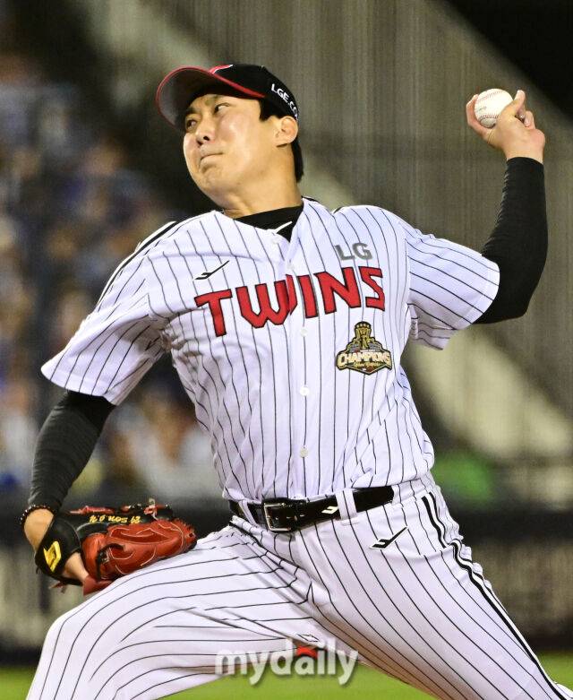 2026년 9월 5일 오후 서울 잠실구장에서 열린 '2026 신한 SOL KBO리그' 삼성 라이온즈와 LG 트윈스의 경기. LG 손주영이 9회초 1사 1.2루서 구원등판해 연속 삼진을 잡고 있다./마이데일리