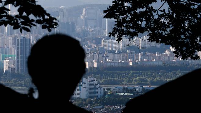 서울 중구 남산공원에서 바라본 강남·서초 일대의 아파트 단지의 모습. 윤창빈 기자