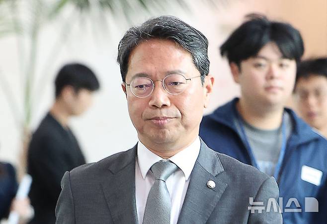 [서울=뉴시스] 김명년 기자 = 김승원 법무부 장관 후보자가 19일 오전 서울 여의도 국회 소통관에서 기자회견을 마치고 이동하고 있다. 이날 김 후보자는 후보직을 사퇴했다. 2026.09.19. kmn@newsis.com
