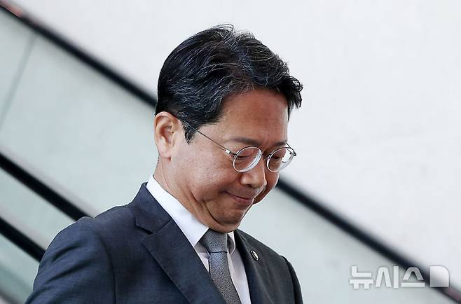 [서울=뉴시스] 김명년 기자 = 김승원 법무부 장관 후보자가 19일 오전 서울 여의도 국회 소통관에서 기자회견을 마치고 이동하고 있다. 이날 김 후보자는 후보직을 사퇴했다. 2026.09.19. kmn@newsis.com