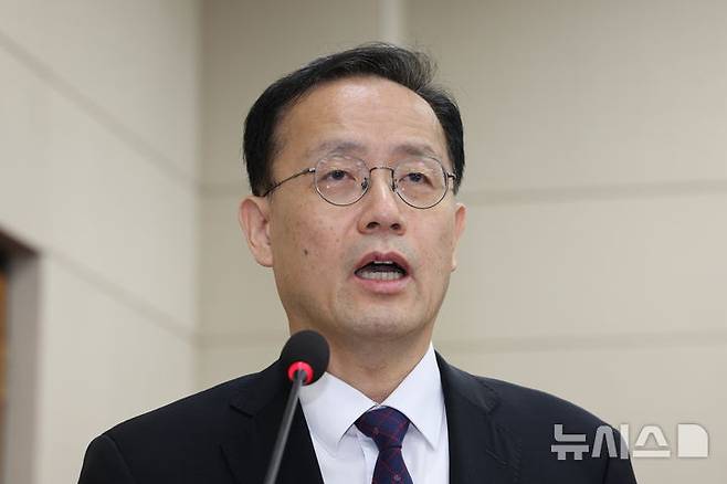 [서울=뉴시스] 최진석 기자 = 사진은 이형일 경제부총리 겸 재정경제부 장관이 후보자 자격이던 지난 15일 여의도 국회에서 열린 제439회 국회(정기회) 재정경제기획위원회 국무위원후보자(부총리 겸 재정경제부장관 이형일) 인사청문회에서 인사말하고 있는 모습. 2026.09.15. myjs@newsis.com