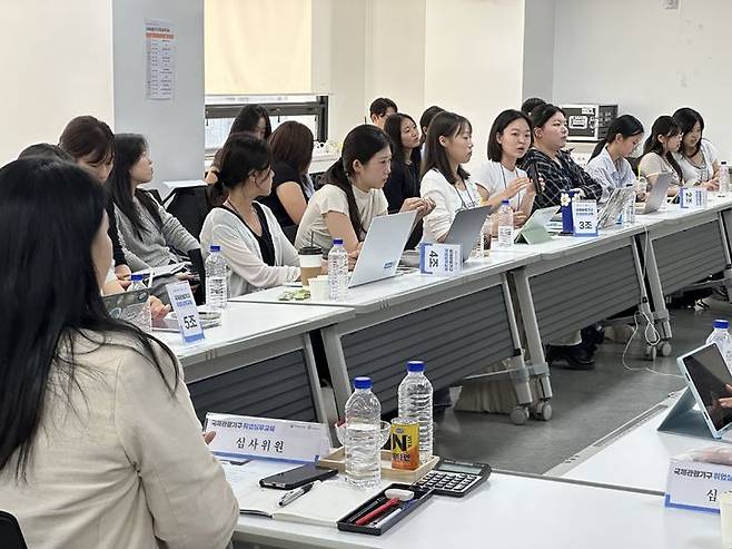19일 서울 중구 청계천로 한국관광공사 서울센터에서 열린 ‘국제관광기구 취업 실무교육’에서 참가자들이 ‘모의 관광 국제기구 회의’를 진행하고 있다. (사진=문화체육관광부) *재판매 및 DB 금지