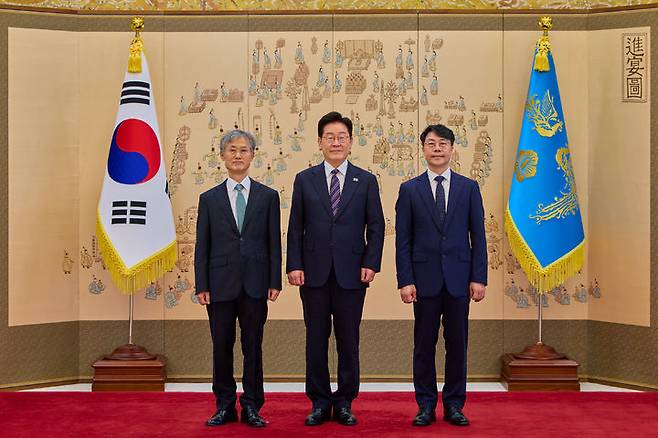 [서울=뉴시스] 조성봉 기자 = 이재명 대통령이 전날 청와대에서 열린 김성수 대법관 임명장 수여식에서 조희대(왼쪽) 대법원장과 기념촬영을 하고 있다. (사진=청와대 제공) 2026.09.22. photo@newsis.com *재판매 및 DB 금지