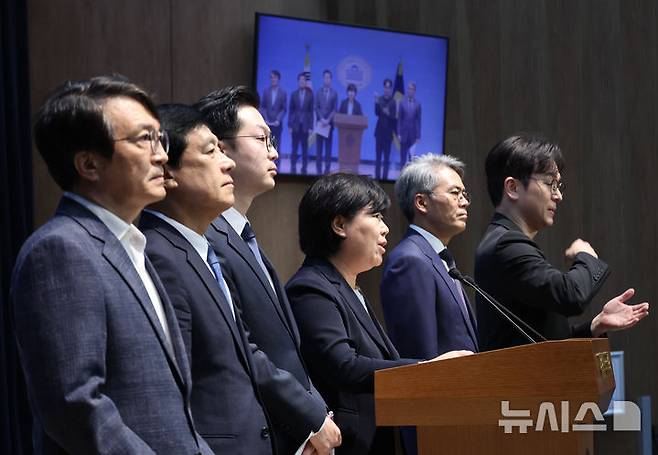 [서울=뉴시스] 최진석 기자 = 서영교 국회 법제사법위원회 간사를 비롯한 더불어민주당·조국혁신당·진보당 법사위 소속 의원들이 22일 여의도 국회 소통관에서 조희대 대법원장 대법관 재제청 거부 관련 기자회견을 하고 있다. 2026.09.22. myjs@newsis.com