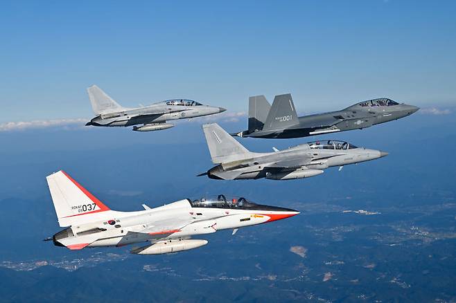 [서울=뉴시스] KF-21 001호기가 9월 22일(화) FA-50, TA-50, T-50 등 국산항공기들의 환영을 받으며 예천기지로 향하고 있다. 앞에서부터 T-50,  FA-50, KF-21, TA-50. (사진=공군 제공) 2026.09.22. photo@newsis.com *재판매 및 DB 금지