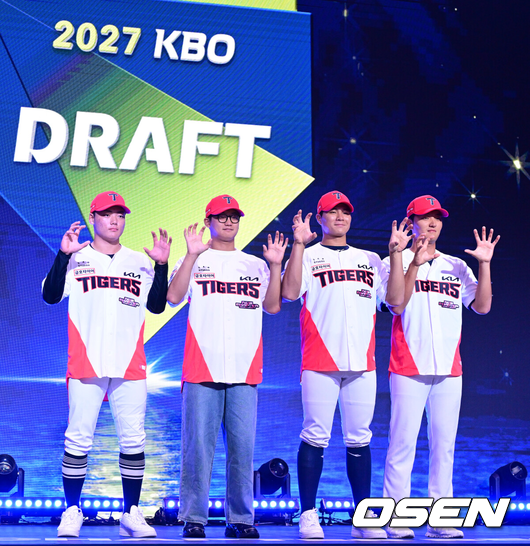 [OSEN=최규한 기자] 21일 오후 서울 잠실동 롯데호텔 월드 크리스탈볼룸에서 ‘2027 KBO 신인드래프트’가 열렸다. 이번 신인드래프트는 2025시즌 순위의 역순에 따라 키움 히어로즈, 두산 베어스, KIA 타이거즈, 롯데 자이언츠, KT 위즈, NC 다이노스, 삼성 라이온즈, SSG 랜더스, 한화 이글스, LG 트윈스 순서로 1라운드부터 11라운드까지 지명할 수 있다. KIA 1라운드 경남고 이호민을 비롯한 드래프트 지명자들이 기념촬영을 있다. 2026.09.21 / dreamer@osen.co.kr
