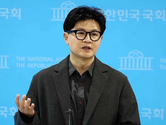 한동훈 무소속 의원이 19일 서울 영등포구 여의도 국회 소통관에서 기자회견을 마친 뒤 취재진 질문에 답변하고 있다. 뉴스1