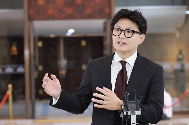한동훈 무소속 의원이 9월9일 국회 로텐더홀에서 김승원 법무부 장관 후보자와 관련해 취재진 질문에 답하고 있다. ⓒ연합뉴스