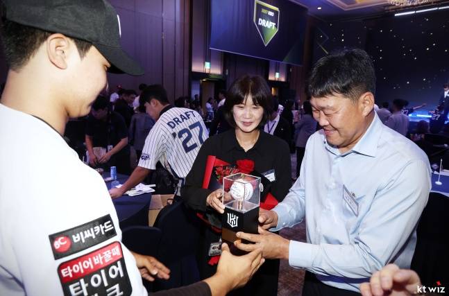 KT 1라운드 지명자 유신고 이승원이 21일 서울 송파구 롯데호텔 월드 크리스탈볼룸에서 열린 '2027 KBO 신인 드래프트'에서 부모님께 사인공을 건네고 있다. /사진=KT 위즈 제공