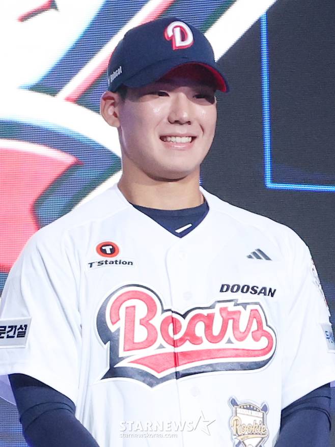 '2027 KBO 신인 드래프트'가 21일 서울 송파구 롯데호텔 월드 크리스탈볼룸에서 열렸다.  김지우(서울고)가 전체 2순위로 두산에 지명된 후 소감을 밝히고 있다. /사진=김진경 kim.jinkyung@