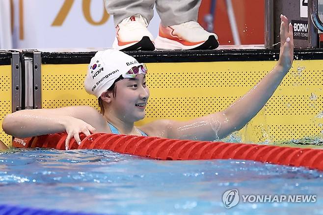 손 흔드는 김승원 (도쿄=연합뉴스) 윤동진 기자 = 21일 도쿄 아쿠아틱스 센터에서 열린 2026 아이치·나고야 아시안게임 수영 여자 50m 배영 예선. 한국 김승원이 경기를 마친 후 관중을 향해 손을 흔들고 있다. 2026.9.21 mon@yna.co.kr