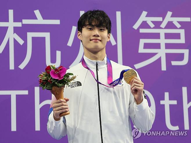 2022 항저우 대회 금메달을 목에 건 황선우 [연합뉴스 자료사진]