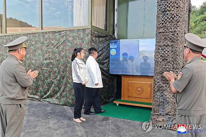 북한 미사일총국, 새 전투무기체계 시험 진행 (평양 조선중앙통신=연합뉴스) 북한 미사일총국은 지난 20일 김정은 국무위원장과 딸 주애가 참관한 가운데 무기체계기술 고도화에서 중대한 의의를 가지는 신형무기의 시험을 성공적으로 진행했다고 조선중앙통신이 22일 보도했다. [조선중앙통신 홈페이지 캡처] 2026.9.22 
    [국내에서만 사용가능. 재배포 금지. For Use Only in the Republic of Korea. No Redistribution] nkphoto@yna.co.kr