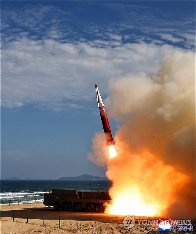 북한 미사일총국, 새 전투무기체계 시험 진행 (평양 조선중앙통신=연합뉴스) 북한 미사일총국은 지난 20일 김정은 국무위원장과 딸 주애가 참관한 가운데 무기체계기술 고도화에서 중대한 의의를 가지는 신형무기의 시험을 성공적으로 진행했다고 조선중앙통신이 22일 보도했다. [조선중앙통신 홈페이지 캡처] 2026.9.22 
    [국내에서만 사용가능. 재배포 금지. For Use Only in the Republic of Korea. No Redistribution] nkphoto@yna.co.kr