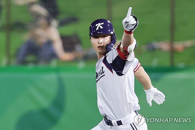 윤동희 솔로포 (오카자키[일본]=연합뉴스) 서대연 기자 = 21일 일본 아이치현 오카자키 중앙종합공원야구장에서 열린 2026 아이치·나고야 아시안게임 야구 B조 조별리그 1차전 대한민국과 대만의 경기. 
    8회말 2사 주자 없는 상황 대한민국 윤동희가 솔로홈런을 친 뒤 세리머니를 하고 있다. 2026.9.21 dwise@yna.co.kr