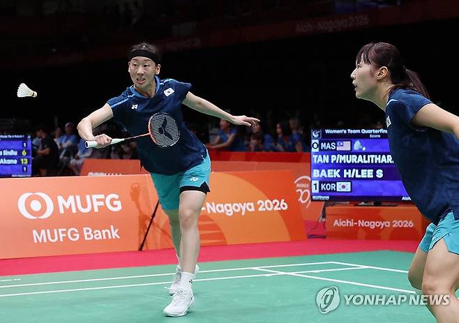 단체전 복식 경기 나선 이소희-백하나 조 (이치노미야[일본]=연합뉴스) 김동민 기자 = 22일 일본 아이치현 이치노미야 시립체육관에서 열린 2026 아이치·나고야 아시안게임 배드민턴 여자 단체전 8강 한국과 말레이시아의 경기. 이소희-백하나 조가 펄리 탄-티나 무랄리타란 조와 경기를 펼치고 있다.  2026.9.22 image@yna.co.kr
