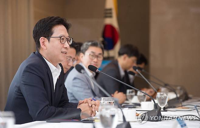 발언하는 배경훈 부총리 (서울=연합뉴스) 배경훈 부총리 겸 과학기술정보통신부 장관(앞줄 왼쪽 다섯번째)이 27일 서울 중구 프레지던트 호텔에서 열린 '제2차 과학기술·인공지능 미래전략회의'에서 발언하고 있다. 2026.8.27 [과학기술정보통신부 제공. 재판매 및 DB 금지] photo@yna.co.kr