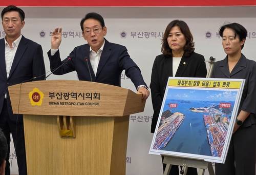 기자회견하는 김도읍 의원 [부산시의회 제공. 재판매 및 DB 금지]