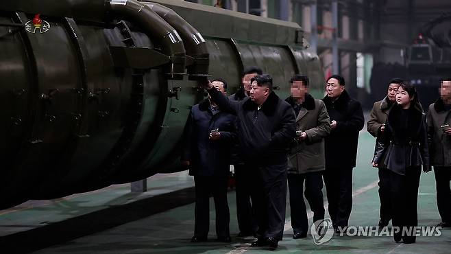 김정은, 딸 주애와 고체연료 ICBM 발사대 생산 공장 시찰 (서울=연합뉴스) 김정은 북한 국무위원장이 '중요군용대차생산공장'을 현지 지도했다고 조선중앙TV가 5일 보도했다. 공장 방문에는 김 위원장 딸 주애와 조춘룡 군수공업부장 등 간부들이 함께 동행했다. 공개된 사진에 신형 고체연료 ICBM 화성-18형 이동식 발사대가 보인다. [조선중앙TV 화면] 2024.1.5 
    [국내에서만 사용가능. 재배포 금지. For Use Only in the Republic of Korea. No Redistribution] nkphoto@yna.co.kr