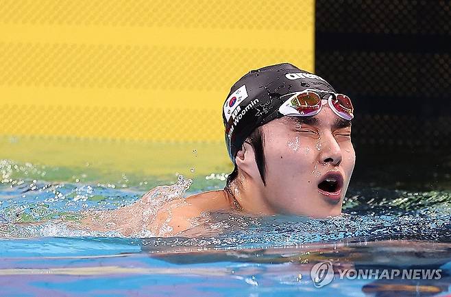 아쉬워하는 김우민 (도쿄=연합뉴스) 윤동진 기자 = 22일 도쿄 아쿠아틱스 센터에서 열린 2026 아이치·나고야 아시안게임 수영 남자 1,500m 자유형 결승. 한국 김우민이 결과를 확인한 뒤 아쉬워하고 있다. 2026.9.22 mon@yna.co.kr