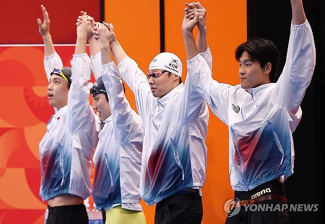 결승 경기 나선 한국 대표팀 (도쿄=연합뉴스) 윤동진 기자 = 22일 도쿄 아쿠아틱스 센터에서 열린 2026 아이치·나고야 아시안게임 수영 남자 400m 혼계영 결승. 한국 대표팀이 경기장에 나서고 있다. 2026.9.22 mon@yna.co.kr
