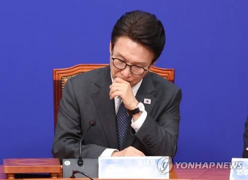 생각에 잠겨 있는 김민석 대표(서울=연합뉴스) 황광모 기자 = 더불어민주당 김민석 대표가 23일 국회에서 열린 최고위원회의에서 생각에 잠겨 있다. 2026.9.23 hkmpooh@yna.co.kr