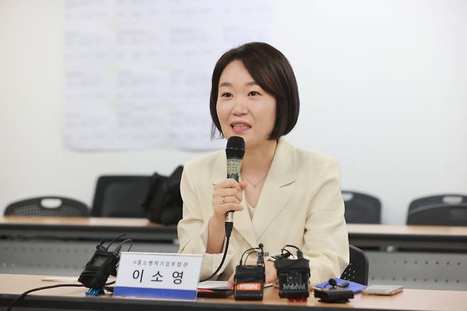 이소영 중소벤처기업부 장관이 23일 경기도 수원시 전국상인연합회를 방문하여 주요 관계자들과 얘기하고 있다.(사진=중기부)