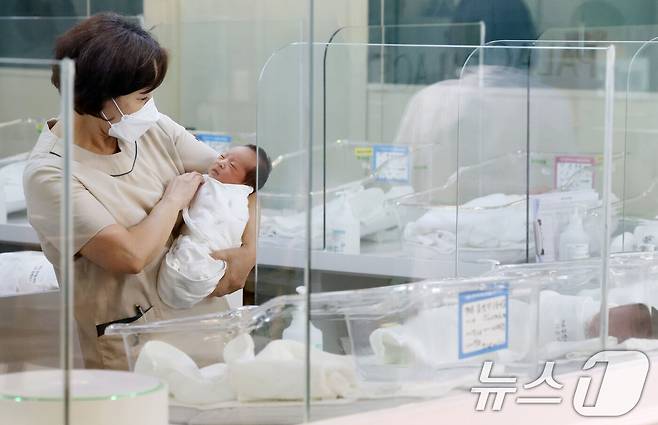 3일 서울 양천구 신월동에 위치한 서울형 안심 산후조리원에서 간호사들이 신생아를 돌보고 있다. (공동취재) 2026.8.3 ⓒ 뉴스1 김도우 기자