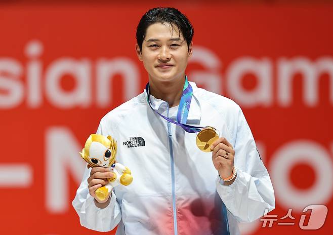 대한민국 오상욱이 23일 일본 도코나메시 아이치 스카이 엑스포홀에서 열린 2026 아이치·나고야 아시안게임 펜싱 남자 사브르 시상식에서 금메달을 목에 걸고 포즈를 취하고 있다. 2026.9.23 ⓒ 뉴스1 김도우 기자