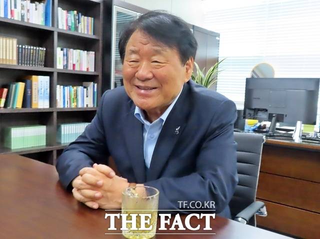 염홍철 2027 충청유니버시아드 조직위원장이 23일 조직위 집무실에서 <더팩트>와 인터뷰를 하고 있다. /김형중 기자