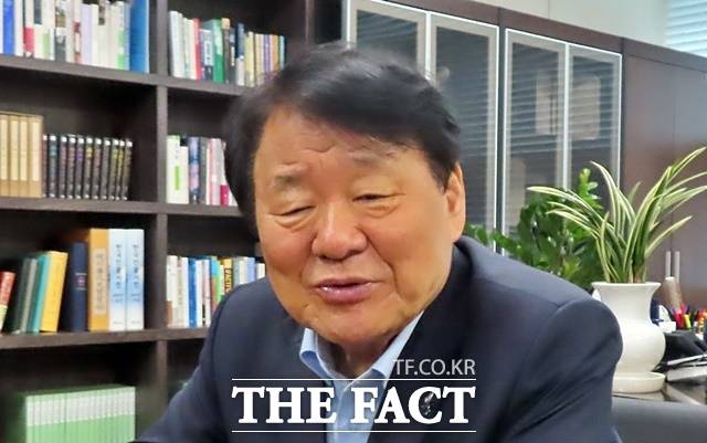 염홍철 2027 충청유니버시아드 조직위원장이 인터뷰를 하고 있다. /김형중 기자