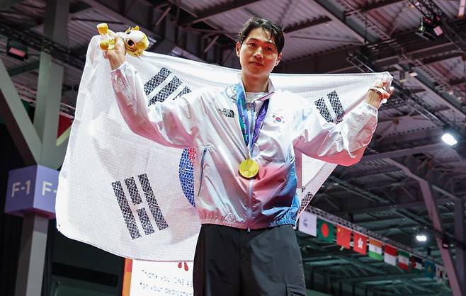 대한민국 오상욱이 23일 일본 도코나메시 아이치 스카이 엑스포홀에서 열린 2026 아이치·나고야 아시안게임 펜싱 남자 사브르 시상식을 마치고 금메달을 목에 걸고 포즈를 취하고 있다. 2026.9.23 ⓒ 뉴스1
