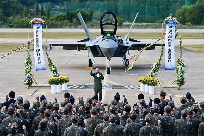 손석락 공군참모총장이 22일 경북 예천기지에서 열린 KF-21 양산 1호기 도입행사에서 장병들을 격려하고 있다. 공군 제공