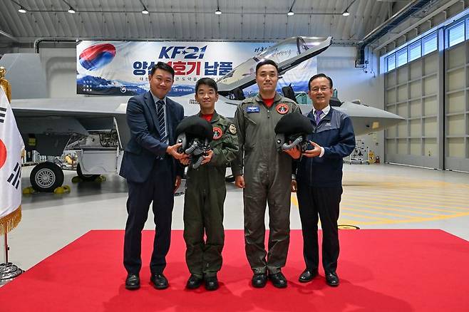 김종출 한국항공우주산업 대표이사가 22일 한국항공우주산업 사천공장에서 공군 조종사에게 KF-21 조종사 헬멧을 인계한 뒤 기념 촬영하고 있다. 왼쪽부터 전남희 한국항공우주산업 체계개발사업팀장, KF-21 조종사 한재석 소령, 전범석 소령, 김종출 한국항공우주산업 대표이사. 공군 제공