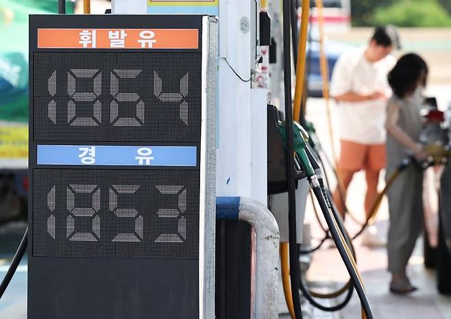 (서울=뉴스1) 이종수 기자 = 정부가 추석 연휴인 오는 24일부터 27일까지 한국도로공사가 관리하는 전국 재정 고속도로 주유소 226곳의 유류 가격을 지난 17일 대비 L당 100원 인하한다. 사진은 23일 서울 서초구 경부고속도로 만남의광장 휴게소 주유소 모습. 2026.9.23/뉴스1 /사진=뉴스1화상