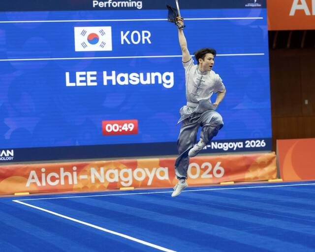 한국 우슈 국가대표 이하성이 23일 일본 나고야 아이치현 무도관에서 열린 2026 아이치·나고야 아시안게임 우슈 투로 남자 도술·곤술 경기에서 도술 연기를 펼치고 있다. 대한우슈협회 제공