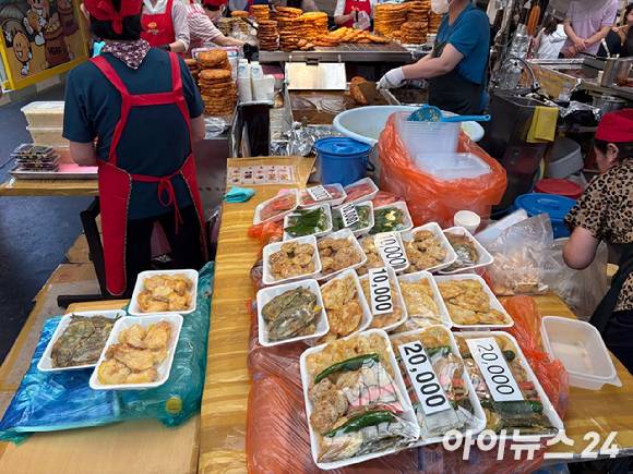 시장에서 판매되고 있는 명절 완제품. [사진=설래온 기자 ]