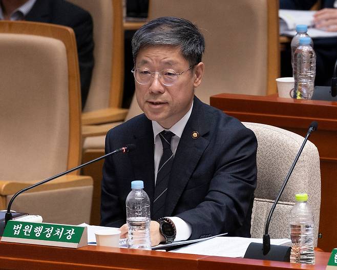노경필 법원행정처장이 25일 국회 예산결산특별위원회에서 윤용근 국민의힘 의원의 질의에 답하고 있다. 연합뉴스