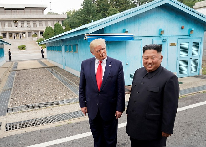2019년 6월 판문점에서 만난 트럼프와 김정은(오른쪽). 로이터연합뉴스